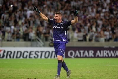João Ricardo Riedi, arquero del Ceará de Brasil, festeja un gol de su equipo ante Independiente de Argentina.