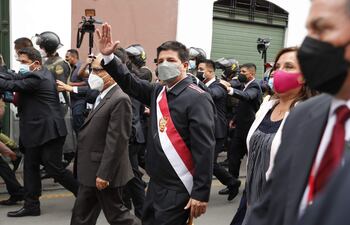 Además del español, cinco lenguas de pueblos originarios fueron escogidas para representar el país: el quechua (idioma originario de pueblos de los Andes), el asháninka (usada por el pueblo amazónico del mismo nombre), el aimara (hablada sobre todo en el sur del país en torno al lago Titicaca), el awajún (otra lengua nativa del Amazonas) y el shipibo-konibo (idioma propio de pueblos de alrededor de la cuenca del río Uyacali).