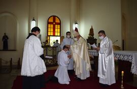 Imposición de manos de Mons.Celestino Ocampo