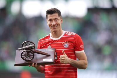 Robert Lewandowski con el trofeo de máximo "cañonero" de la Bundesliga 2021/2022 con 35 goles.