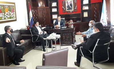 El fiscal Federico Espinoza (izq.) en la reunión interinstitucional en la gobernación de San Pedro.