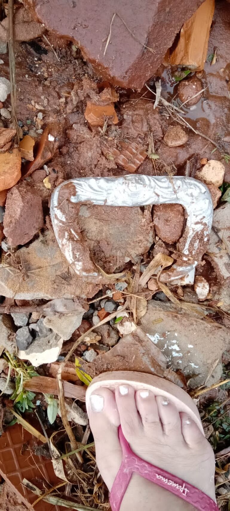 Vecinos del barrio San Jorge de Capiatá denuncian falta de desagües.