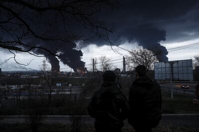Tres columnas de humo que se elevan desde las instalaciones de la refinería de petróleo en Odesa, Ucrania.