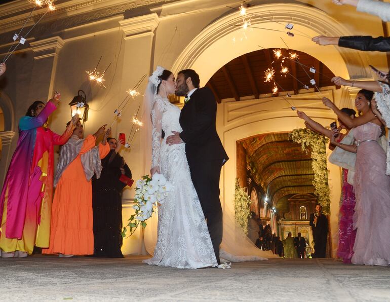 Los recién casados a la salida de la iglesia celebrando su unión matrimonial.