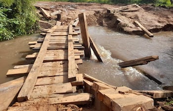 La pasarela para motocicletas colocada por los vecinos sobre el arroyo Cava Kua de San Juan Nepomuceno.
San juan Nepomuceno
22 05 23