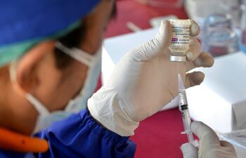 Un trabajador de la salud prepara una dosis de la vacuna contra el coronavirus AstraZeneca covid-19 en Denpasar, en la isla turística de Bali, en Indonesia.