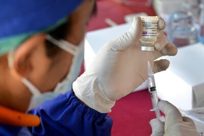 Un trabajador de la salud prepara una dosis de la vacuna contra el coronavirus AstraZeneca covid-19 en Denpasar, en la isla turística de Bali, en Indonesia.