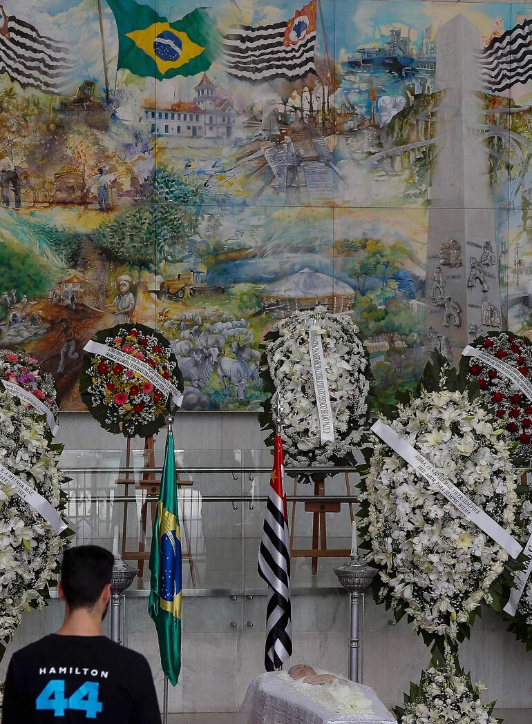 Varias coronas de flores acompañan al féretro de Gal Costa durante el velatorio realizado en la Asamblea Legislativa de Sao Paulo.