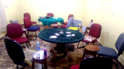 Las víctimas se encontraban jugando una partida de naipes, momento en que los delincuentes irrumpieron el local.