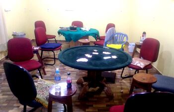 Las víctimas se encontraban jugando una partida de naipes, momento en que los delincuentes irrumpieron el local.