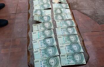 Una parte del dinero encontrado en la vivienda del comerciante de celulares Marcial Barrios.