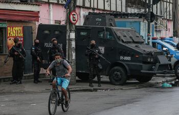Policía militar en la favela de Jacarezinho en Rio de Janeiro, este viernes. La Oficina de las Naciones Unidas para los Derechos Humanos mostró su preocupación por la operación policial que causó este jueves 25 muertos en Río de Janeiro (Brasil), y denunció posibles intentos de las fuerzas de seguridad cariocas para evitar que se pueda llevar una investigación independiente de lo ocurrido. La operación en la favela de Jacarezinho, en la que hubo un intenso tiroteo en las primeras horas de la mañana del jueves, causó la muerte de uno de los policías que participaron en ella, mientras que el resto de los fallecidos son sospechosos de formar parte de una banda de narcotraficantes.