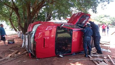 La camioneta terminó de costado al costado de la ruta PY02.