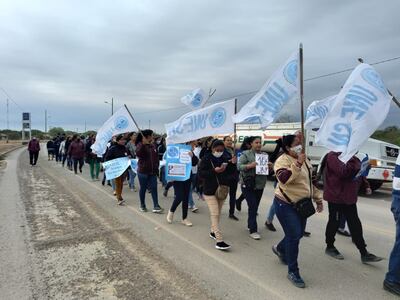 Docentes de la localidad de Mariscal Estigarribia marchando sobre la ruta Transchaco. Si no hay acuerdo la medida podría terminar en un corte de ruta.
