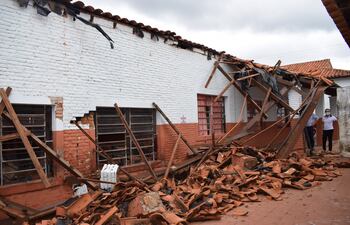 La galería de un sector de la escuela se derrumbó y afectó el techo y la estructura de otras tres aulas