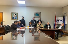 Diputados de la bancada del PLRA observan expectantes las declaraciones de Efraín Alegre acerca de las medidas para los legisladores que salvaron a Sandra Quiñónez del juicio político.