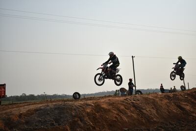 Dos motociclistas durante la jornada del domingo en Ayolas.