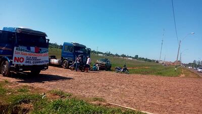 Varios camiones de gran porte permanecen estacionados al costado de la ruta PY18 en la entrada de San Juan Nepomuceno.