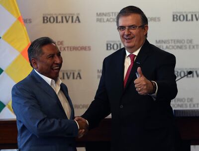 El ministro de Relaciones Exteriores de Bolivia, Rogelio Mayta (d), saluda hoy al secretario de Relaciones Exteriores de México, Marcelo Ebrard, durante una rueda de prensa tras una reunión en la sede de la Cancillería boliviana, en La Paz (Bolivia). Los ministros de Exteriores de Bolivia y México acordaron este jueves en La Paz una coordinación de sus empresas estatales del litio para aprovechar la experiencia boliviana en esta área. EFE/Martín Alipaz
