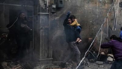 Personas evacúan a niños del lugar de la explosión en la ciudad de Azaz, en la región norte de Siria, controlada por los rebeldes, donde actúan también grupos islámicos extremistas.