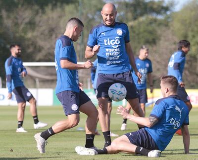 Asumir el control de la pelota es la idea lo llevan al campo González, Sánchez y Piris da Motta.