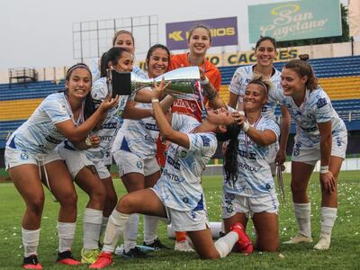 Las jugadores de Sol de América festejan el vicecampeonato absoluto 2021 después de vencer a Deportivo Capiatá en la final.