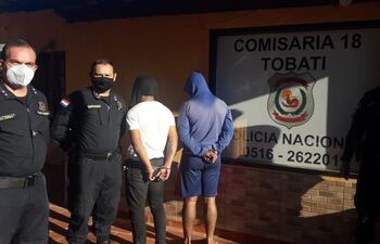 Jesús Arnaldo Arapayú García y Junior Alexis Gauto Ramírez, luego de ser capturados por agentes de la comisaría 18° de Tobatí.
