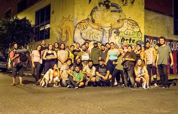 El cineasta Michael Hardy junto al equipo de actores y de producción en una de las jornadas de rodaje de la película “La lista”, en la zona del centro asunceno.