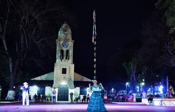Una bailarina con más de una decena de botellas en la cabeza deleitó al público presente en la Velada en homenaje a la polca paraguaya, celebrada anoche en Piribebuy.