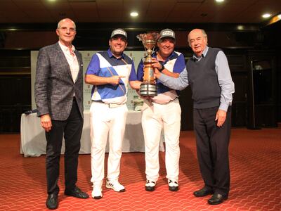 Equipo ganador con James Ray (i), presidente del Yacht  y Luis Maria Zubizarreta (d), propulsor y organizador de la Copa del Rey. (Gentileza)