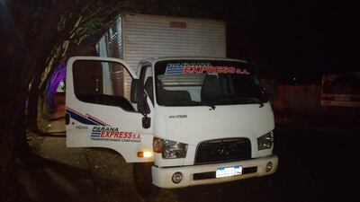 El camión fue abandonado en inmediaciones de un colegio.