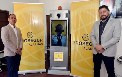 Osvaldo Aguayo, jefe de marketing de Prosegur Alarms, y Franco Brizuela, gerente de ventas, en la nueva sucursal de Prosegur, en San Bernardino.