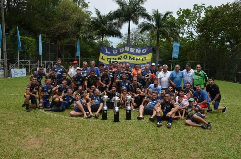 Los campeones de Rompe Canillas posan con los trofeos conquistados en la Copa Libertadores de Luque.