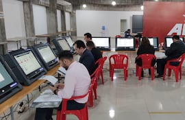 Los apoderados de la ANR realizan la verificación de los datos de los candidatos que aparecen en las máquinas de votación.