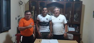 Meliano Franco (i), Iván Cetrini y el presidente del “24”, Claudelino Agüero.