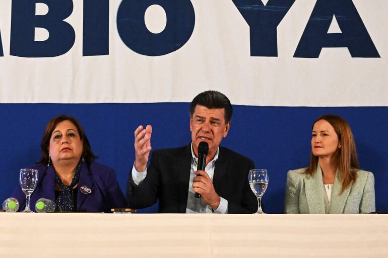 Esperanza Martínez en una reciente rueda de prensa con el candidato a presidente Efraín Alegre y la candidata a vicepresidenta, Soledad Núñez. 