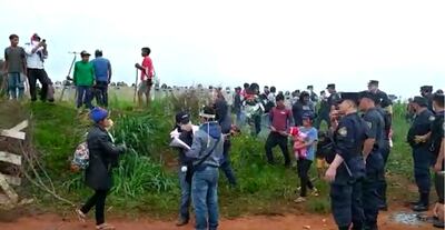 Los nativos intentaron resistirse, pero se vieron superados por los efectivos policiales y abandonaron el sitio.