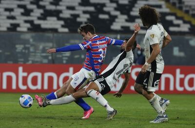 Emiliano Amor (c) de Colo Colo disputa un balón con Valentín Depietri (i) de Fortaleza hoy, en un partido de la Copa Libertadores entre Colo Colo y Fortaleza en el estadio Monumental en Santiago (Chile).