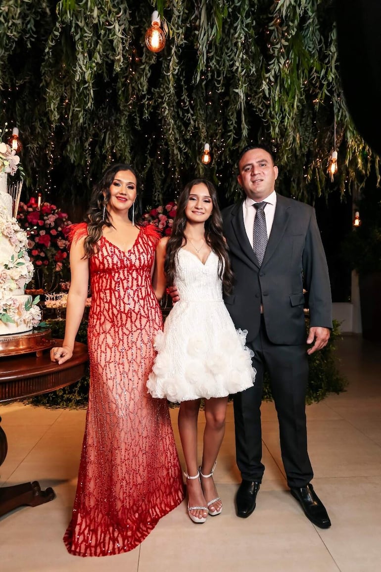La quinceañera junto a sus padres Mirtha Bóveda y Oscar Iván Fernández.