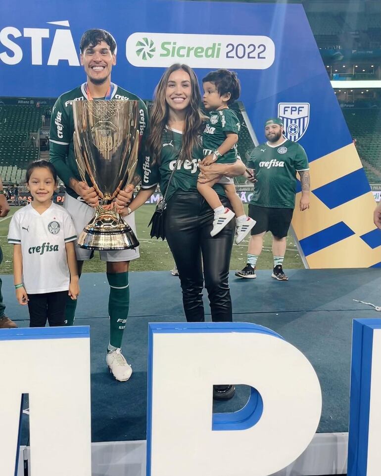 Felices, Gustavo Gómez con la copa del Campeonato Paulista en manos, junto a Jazmín Torres y sus pequeños Pía y Lucca. (Instagram/Gustavo Gómez)
