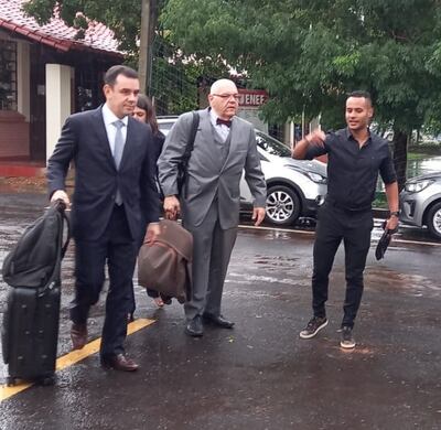 Mateus Gonçalves Martins, en compañía de sus abogados.