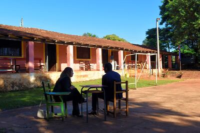 Un padre de familia recibe la contención psicológica por parte de una profesional del MEC.