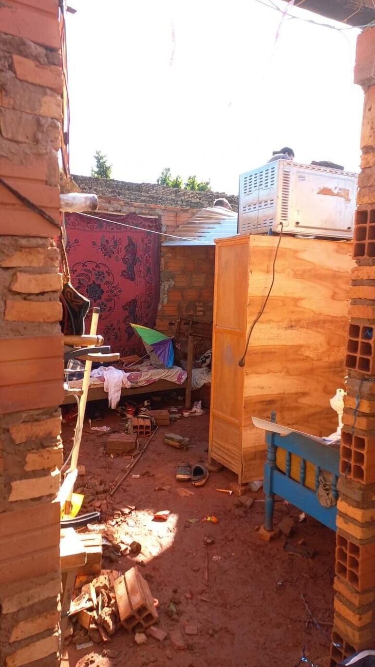 La familia Segovia de J. Augusto Saldivar reclama ayuda a las autoridades para reparar la casa que afectada por el temporal de la semana pasada, pero hasta ahora nadie se ocupa de ella.