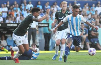 Matías Rojas intenta dominar el balón ante la marca de dos jugadores de Sarmiento, durante el partido que Racing ganó ayer 1-0 con anotación del zurdo paraguayo.