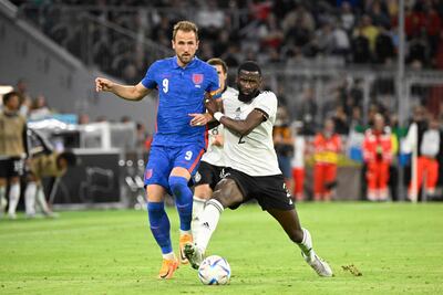 Harry Kane (i), capitán de Inglaterra, disputa el balón con el defensor alemán Antonio Rüdiger.