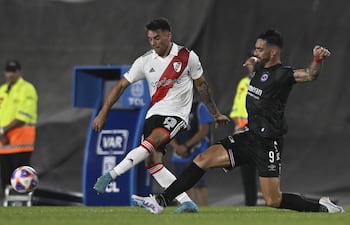 Enzo Díaz (i) de River disputa un balón con Gabriel Ávalos de Argentinos Juniors, durante el partido que se jugó ayer entre los equipos de River Plate y Argentinos Juniors en el estadio Monumental en Buenos Aires (Argentina). EFE/Diego Haliasz