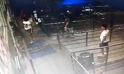 Félix Emmanuel Mancuello Formigli a la derecha, sin tapabocas insulta a los guardia de seguridad del supermercado por no haberle permitido la entrada al establecimiento. Luego efectuó disparos contra el edificio antes de retirarse del lugar a bordo de un automóvil, según la denuncia.