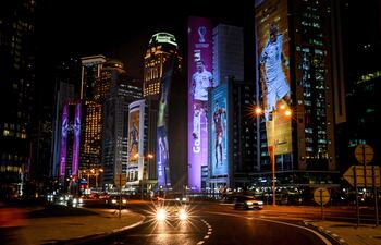 Imágenes de futbolistas, como el ghanés Andre Ayew, el serbio Dusan Tadic, el polaco Robert Lewandowski y el brasileño Neymar, decoran rascacielos en Doha, dando color al Mundial de Qatar 2022.