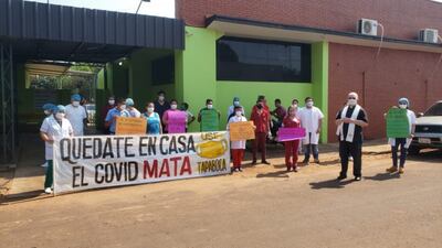 Personal de blanco, preocupado por la inconsciencia ciudadana.