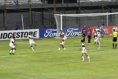 Todos los abrazos son para Richard Ortiz en el festejo del segundo gol del decano